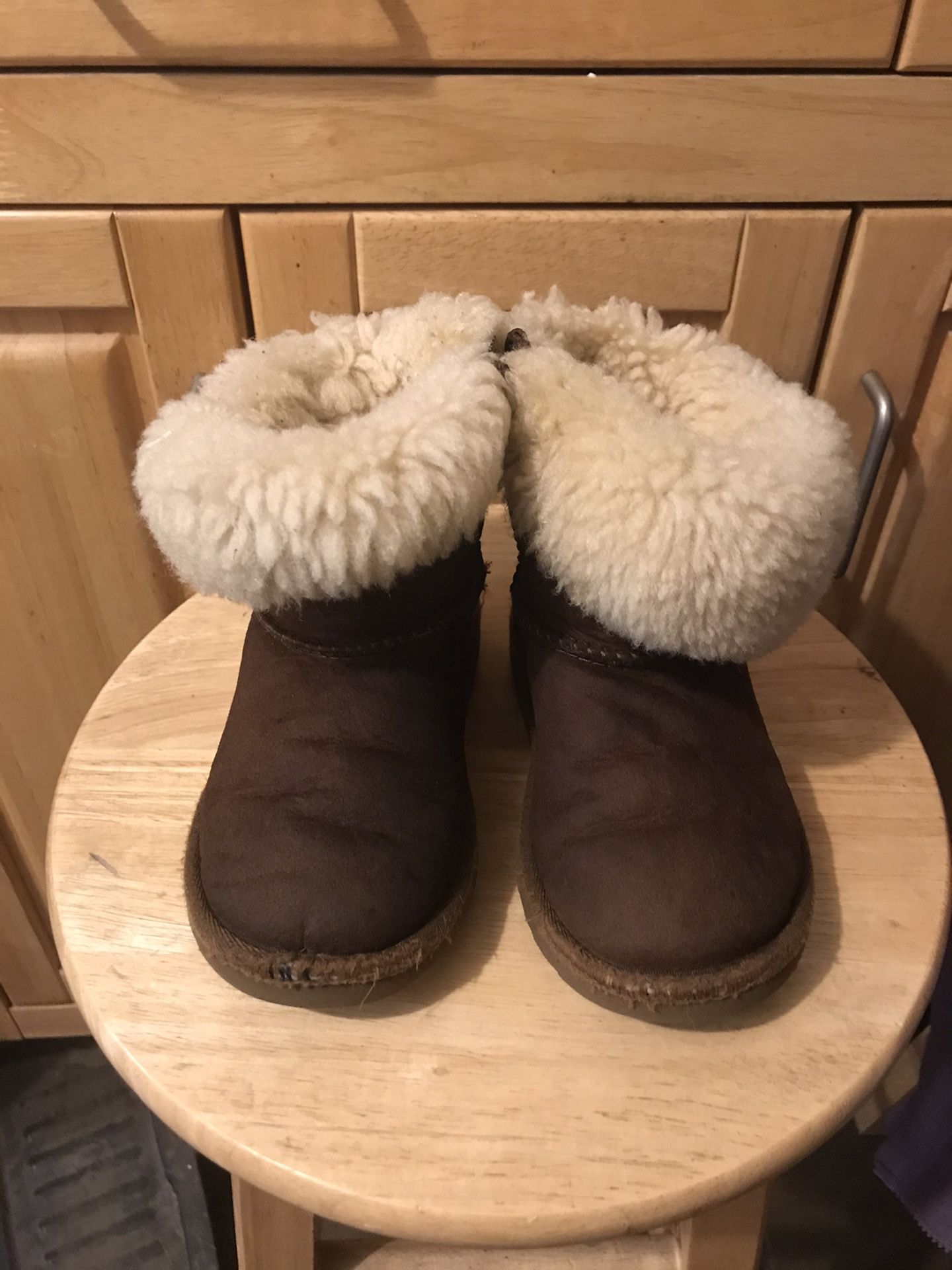 UGG BOOTS LITTLE GIRLS SIZE 9