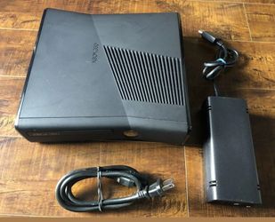 Like New Xbox 360 Black with 3 controllers and 20 games