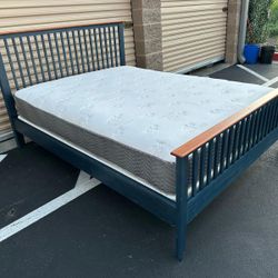 Queen size bed with mattress/cama tamaño Queen con colchón 