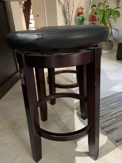 3 Swivel barstools , 24” height ... mint condition .. $100