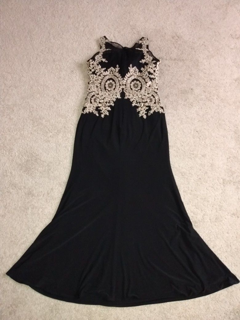 Extra Large XL formal dress Women sweetheart neckline evening gown Night scene
Beautiful sequined black and gold dress, mermaid style with stretchy m