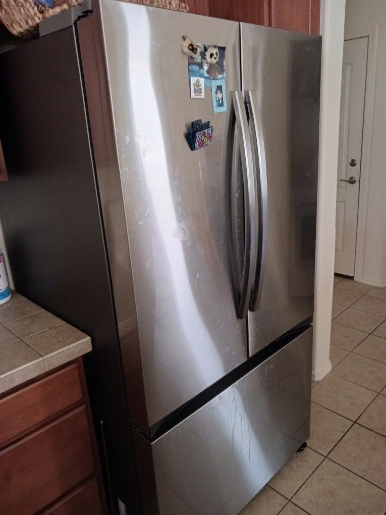 Samsung Refridgerator/Freezer with Ice Maker