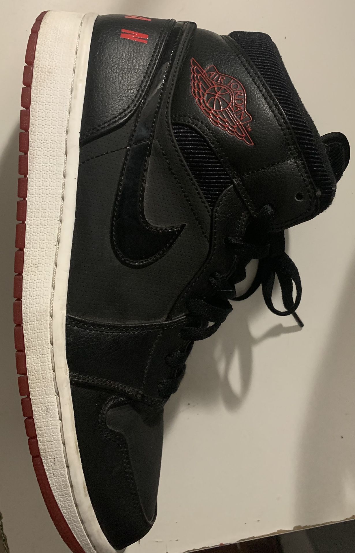 JORDAN 1 MID BLACK UNIVERSITY RED