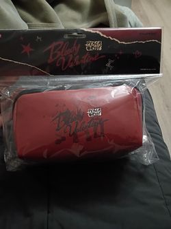 POP MART brand. Peach Riot Bloody Valentine hand bag.