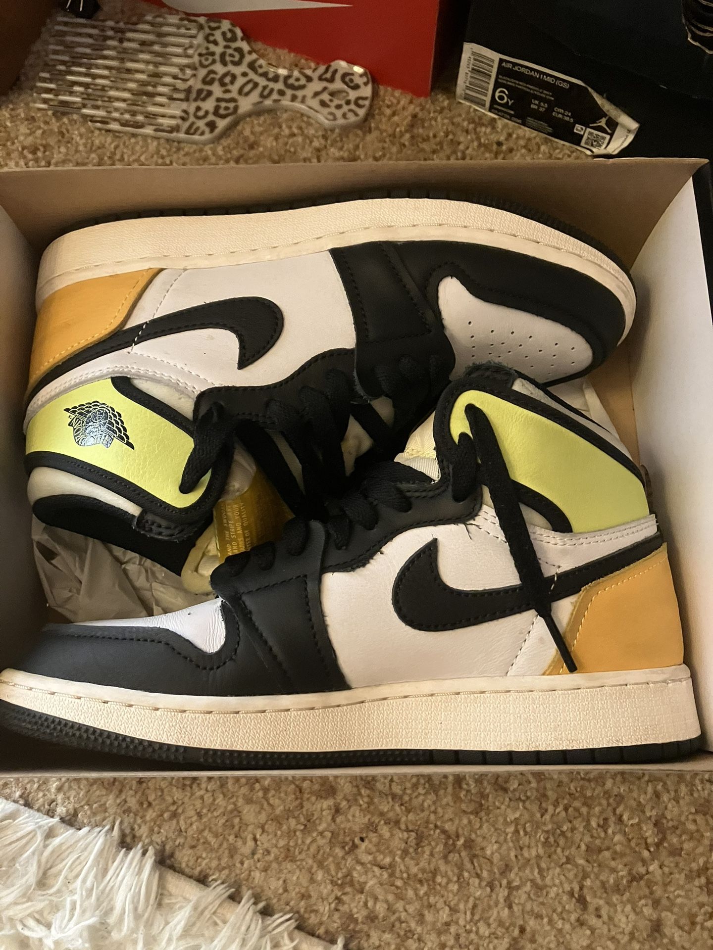 Jordan 1 high top White Black Volt University Gold