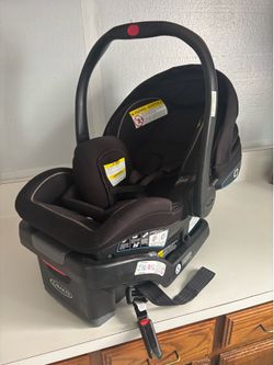 GRACO BABY CAR SEAT WITH BASE from infant to toddler
