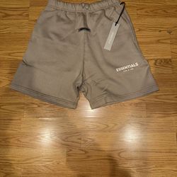 ESSENTIALS SHORTS IN SAND