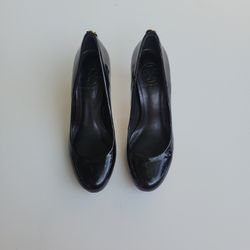 Tory Burch Black Patent Leather Closed Toe Pumps Heels Size 5 .5  Womens