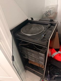 Record player with 2 tower speakers