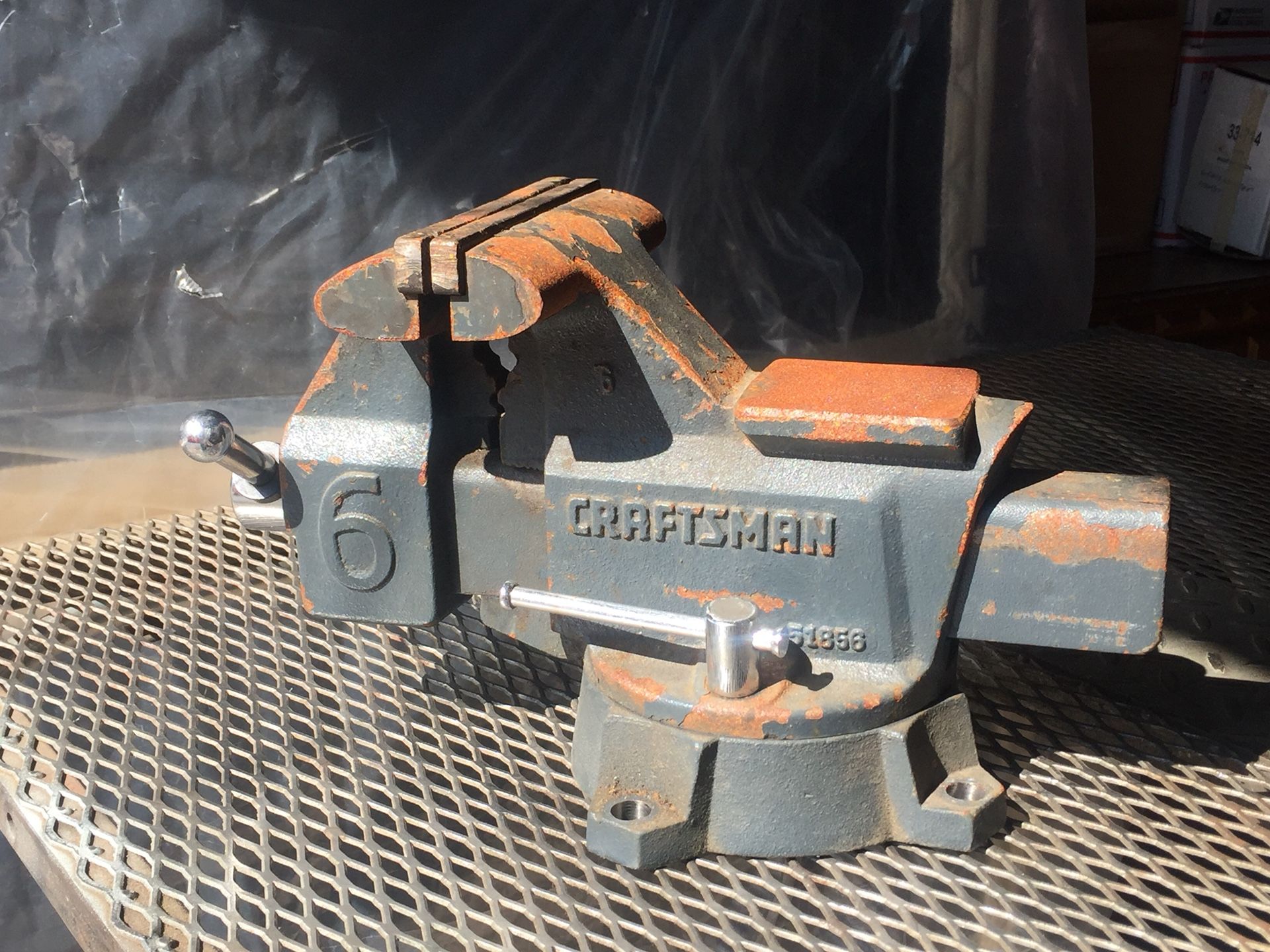 Craftsman 6” heavy duty cast iron bench vise, with replaceable jaws. It is old and rusty, but works like new.