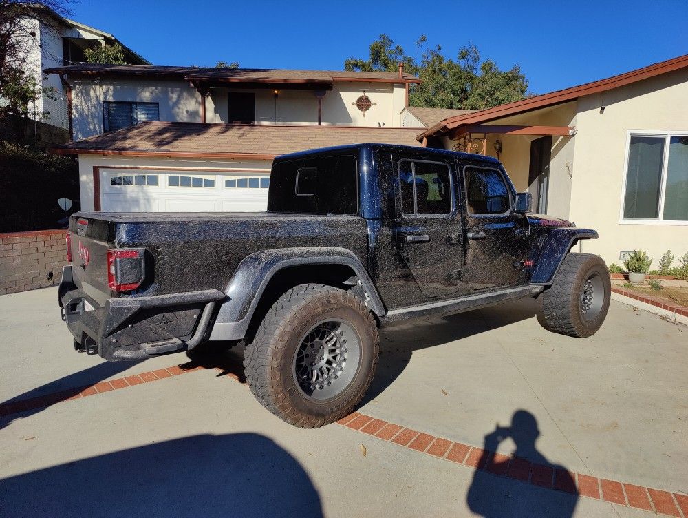Jeep GLADIATOR JT Rockslide Engineering Electric Step ladder
