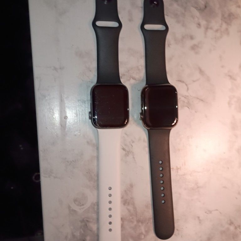 I'm Selling Two iPhone Watches SE And Series 7
