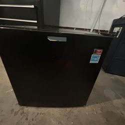 Mini fridge 