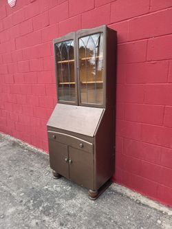 Beautiful secretary desk sturdy and stable, no key available