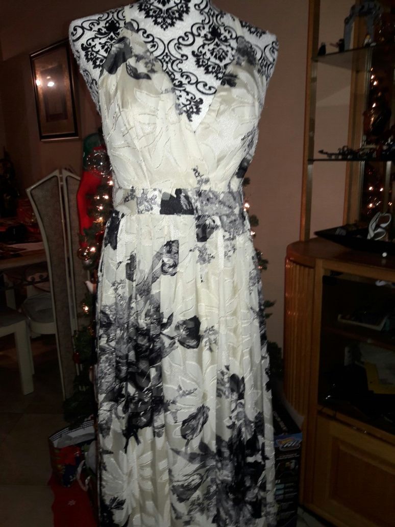 Beautiful maxi dress Open back