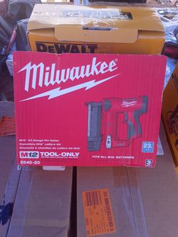 Milwaukee

Clavadora de pasadores inalámbrica de iones de litio M12 de 12 voltios y 23 calibres