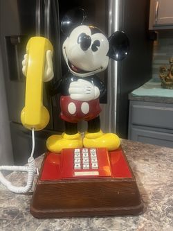 DISNEY COLLECTOR LETTING IT GO FOR THE LOW. IT WAS MY MOMMAS. COME GET IT BEFORE SHE FIND OUT!! MICKEY MOUSE 