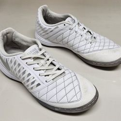 Nike Lunar Gato Futsal Indoor Soccer Shoes Size 8 Mens 580456-105 White

Size 8. From non smoking pet free home. Will ship out same/ next day. Indoor 