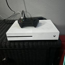 Xbox 1 S + Xbox 1 X controller + wired razor headset