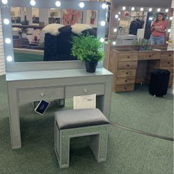 Three piece vanity set