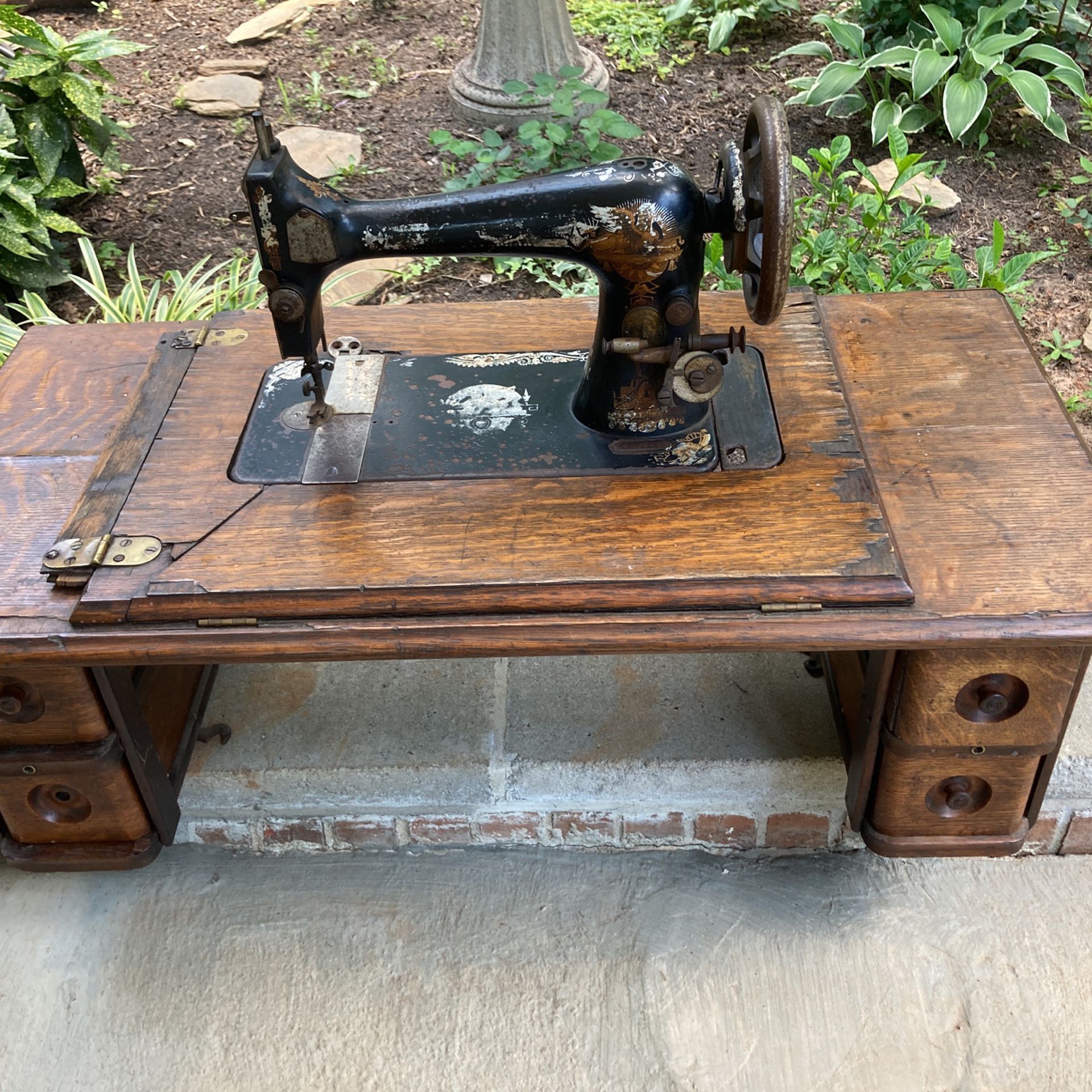 Vintage Antique 1906 Singer Sewing Machine 