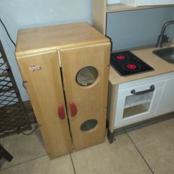 Play kitchen and refrigerator