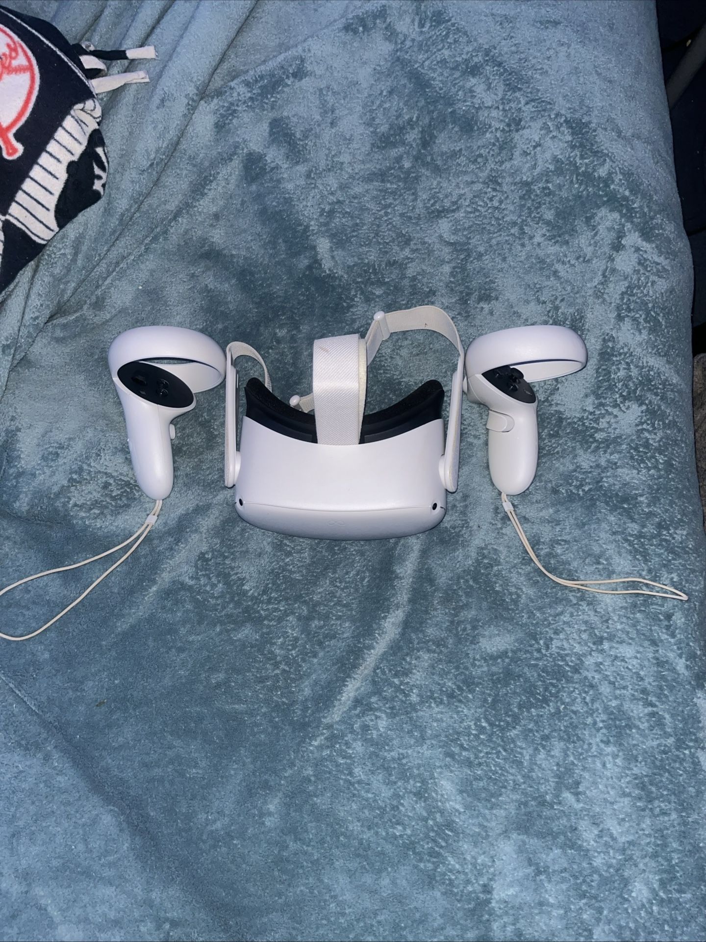 Oculus Quest 2 Vr with well conditioned controllers and a charger