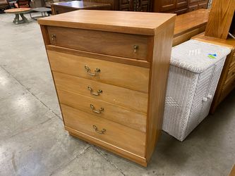Light Wood 4 Drawer Chest Style Dresser with Fluted Details and Curved Brass Pulls
