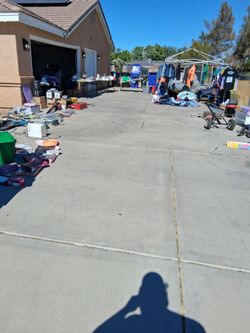 Yard sale. 12830 lakota road apple valley california
