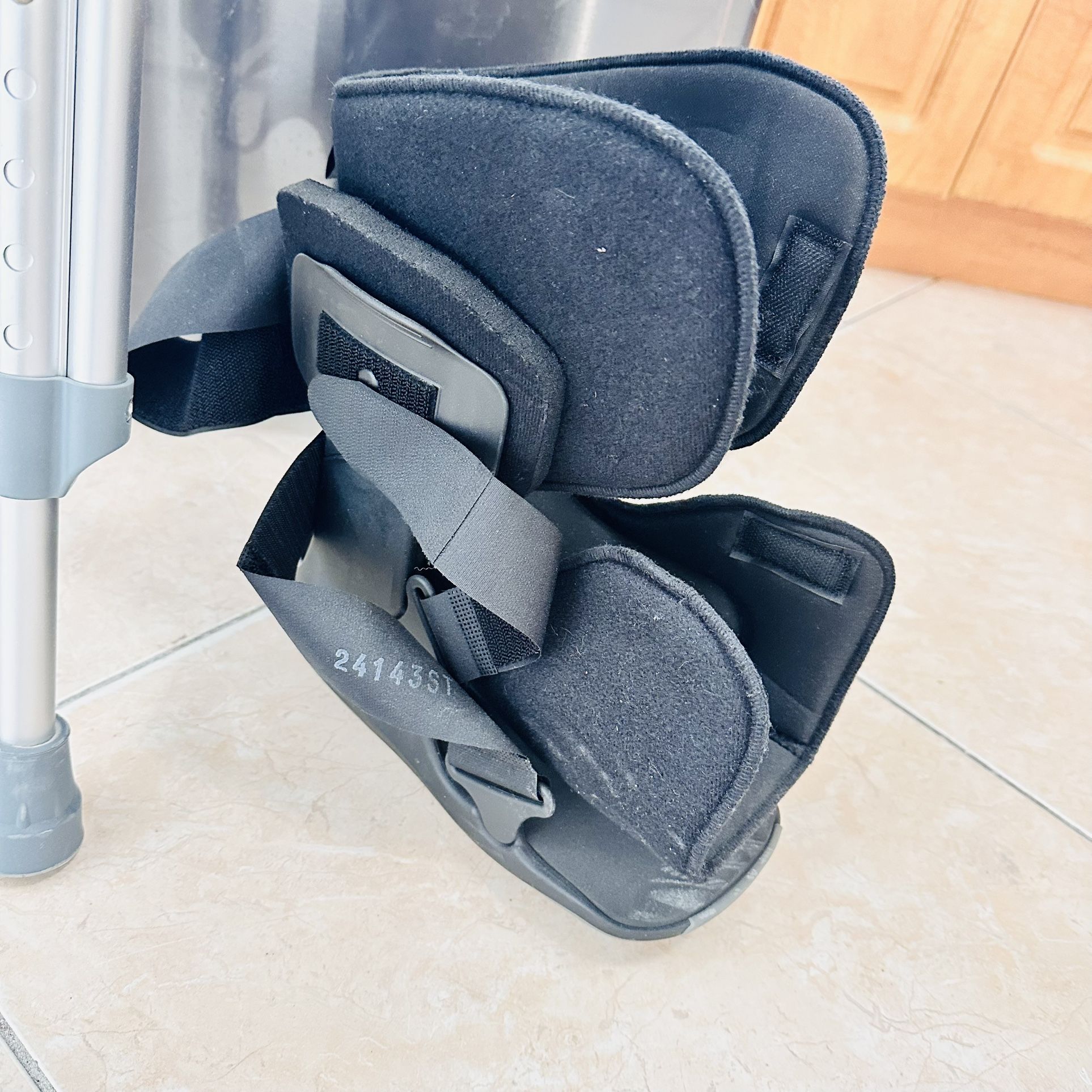 Bota Ortopédica Con Muletas $25