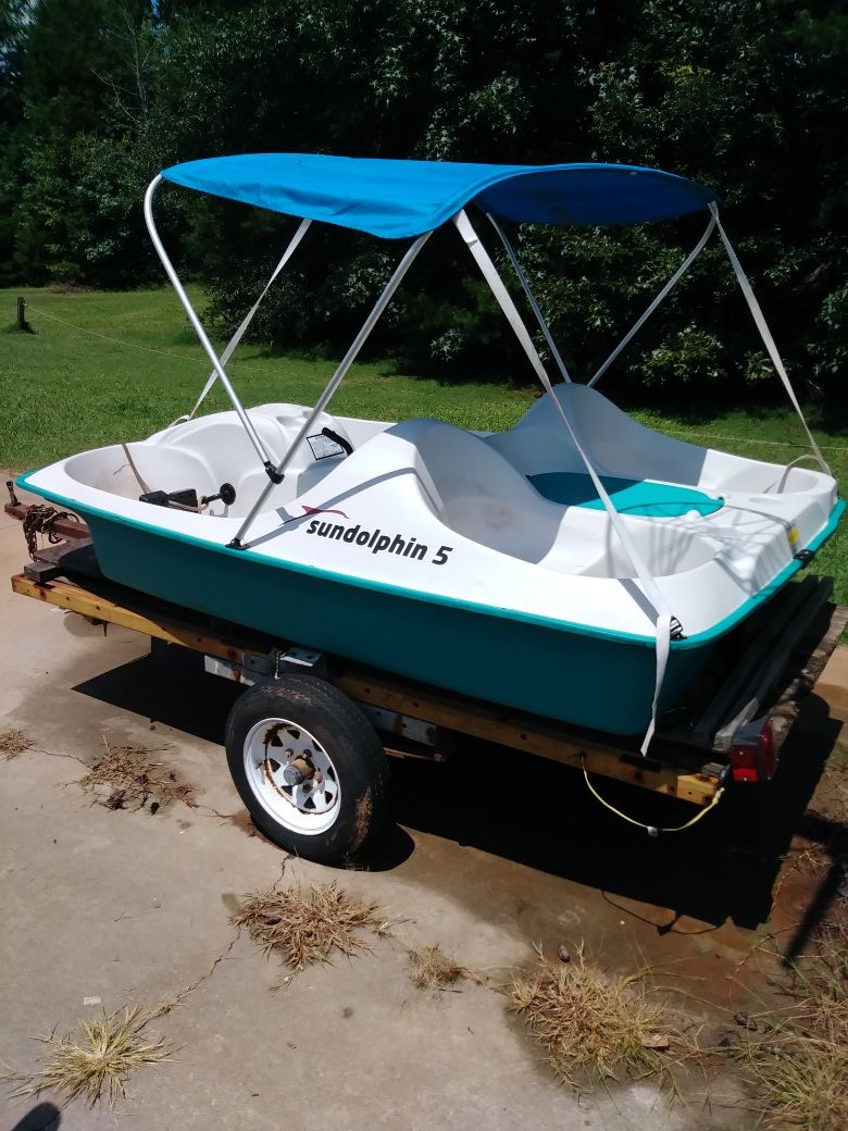 Paddle boat with tilt trailer.