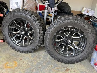 Toyo Off Road Tires and Rims 35X12.50 20