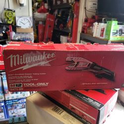 MILWAUKEE M12 CORDLESS COPPER TUBING CUTTER TOOL ONLY NEW