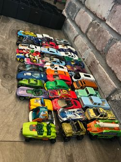 Hot wheel cars and case