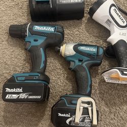 2 Makita drill 18v 2 Batteries 3.Oah, 1 charger and one light