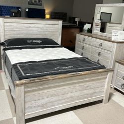 Willowton Whitewash Queen/King Bedroom Set (Bed, Dresser, Mirror, Chest, Nightstand) /P