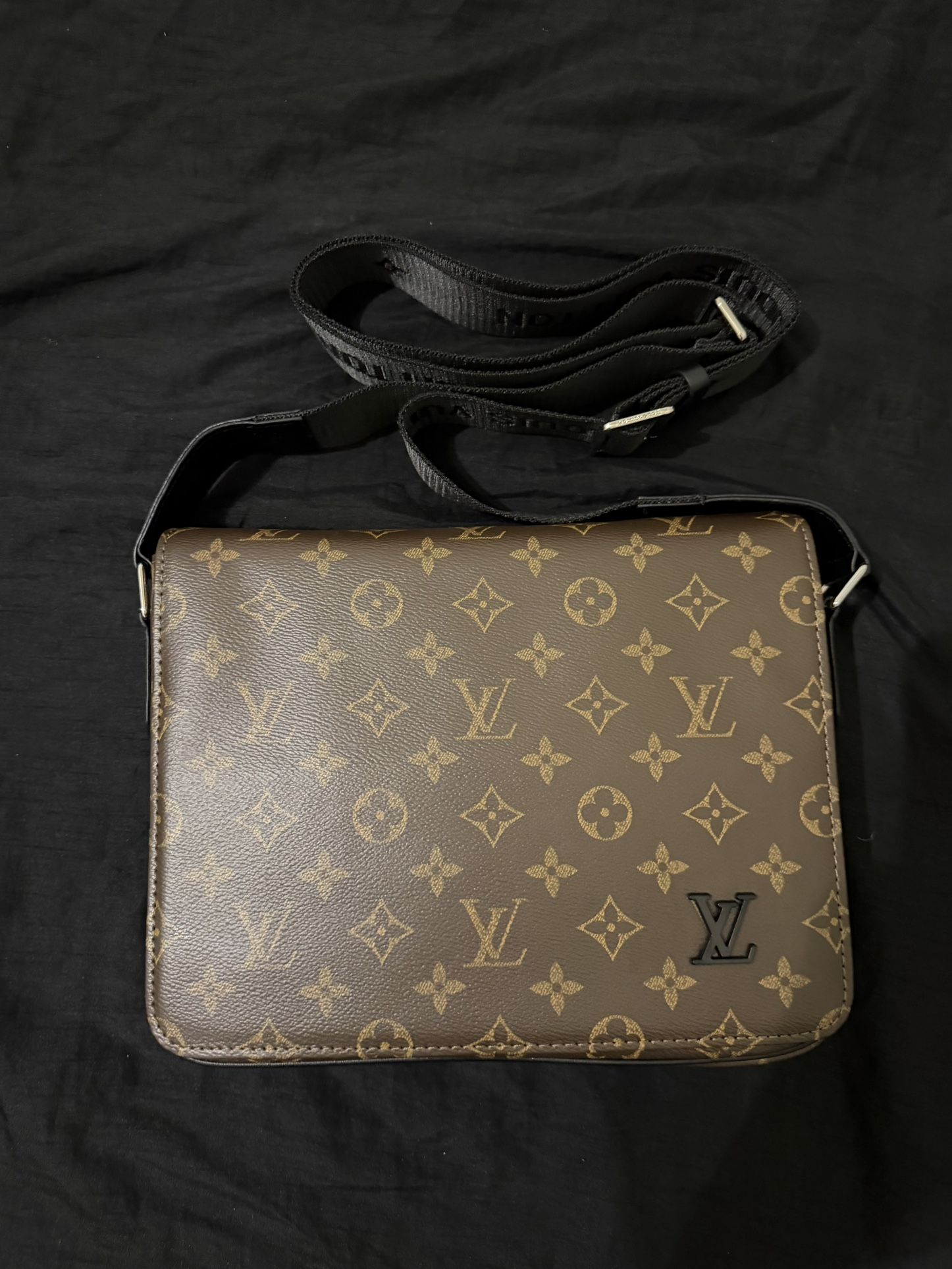 BROWN LOUIS VUITTON STRAP BAG 