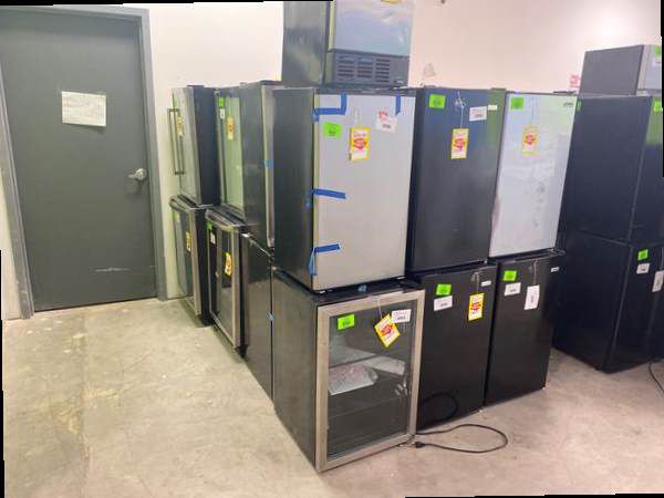 Mini fridge liquidation sale 🙌🏼🙌🏼🙌🏼 VV3W