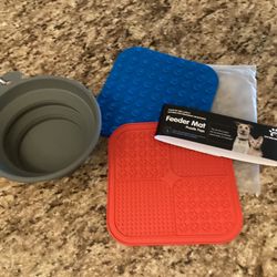 2 Feeder Mats One Collapsible Bowl