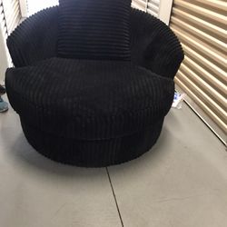 Like New!! Black Swivel chair 