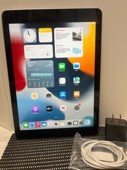 Apple iPad 5th Gen 32GB WiFi 9.7” iPad—Space Gray complete with lightning cable and Charger