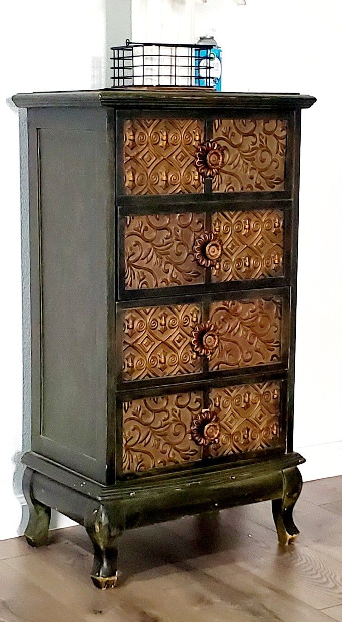 Detailed Entry Or Nightstand