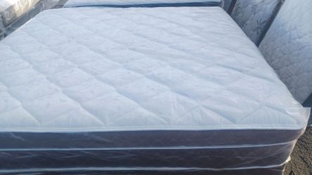 Brand New King Size Pilllowtop Mattress and box Spring free delivery The delivery is free for 20 minutes