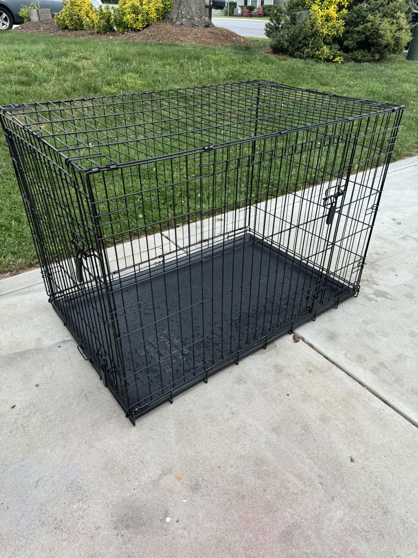 BRAND NEW in Box Foldable and portable dog crate Medium/Large dimensions 36” x 23” x 26”