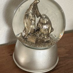 Musical Snow Globe Nativity Scene - Hark the Herald Angels Sing
