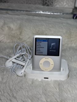 Apple iPod nano 3rd Gen Silver (4 GB)  + pod + accessories