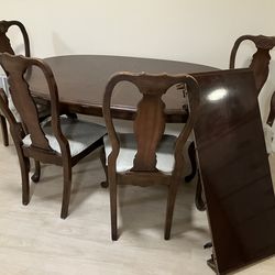 Dining room table, 4 chairs and a leaf