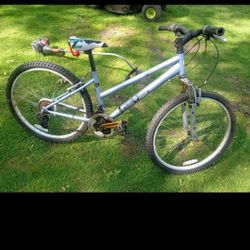 Realm Province cycle 1.0 women's mountain bike. This unit is in good condition and works great.this bike is a 26 inch bike .
