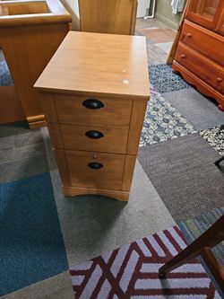 Free cabinet with file holders