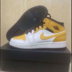 Nike Air Jordan 1 Mid White University Gold Black size 6Y/7.5 Womens Brand New